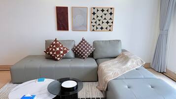 Appartement Supérieur, 2 chambres, balcon, vue ville | Coin séjour
