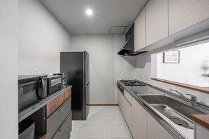 Huoneisto | Yksityinen keittiö | Jääkaappi, mikroaaltouuni, liesi, syöttötuoli