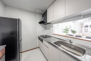 Appartement | Cuisine privée | Réfrigérateur, four à micro-ondes, surface de cuisson, cuiseur à riz