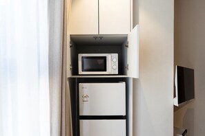 Family Suite A | Cocina privada | Refrigerador, microondas, periquera y utensilios de cocina 