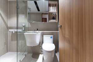 Family Quadroom | Bathroom | Shower, hair dryer, slippers, towels - AKA STAY Myeongdong (Seoul)