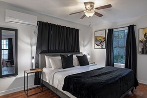 Desk, iron/ironing board, travel cot, free WiFi - 1BR Westheimer Dream 08, Walkable Montrose (Houston)