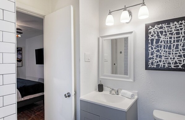 Eco-friendly toiletries, hair dryer, towels, soap - 1BR Westheimer Dream 08, Walkable Montrose (Houston)