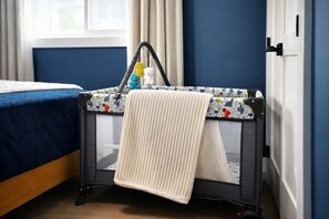 1 habitación, escritorio, tabla de planchar con plancha y cuna de viaje 