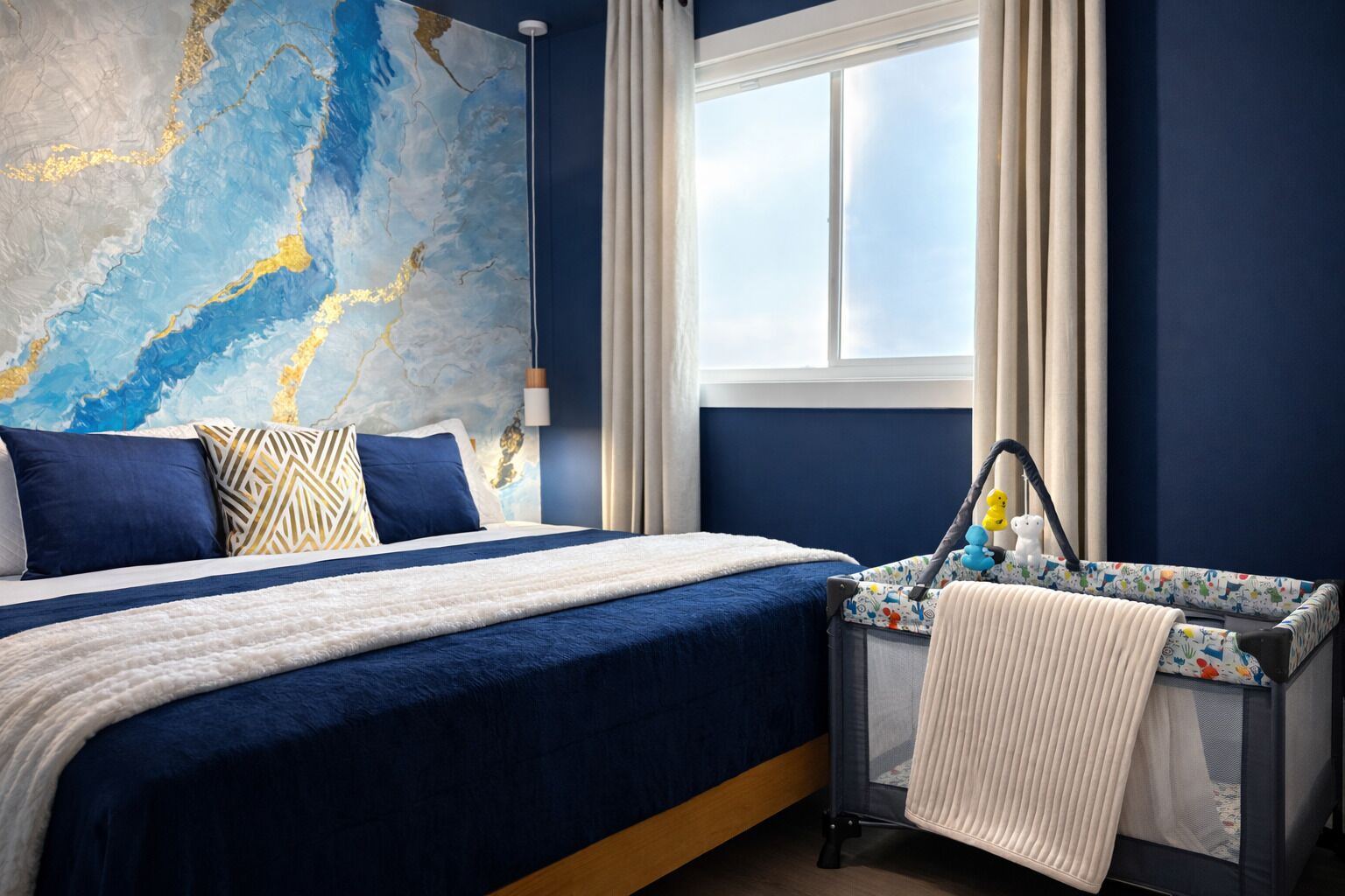 1 soverom, skrivebord, strykejern/-brett og reiseseng for barn