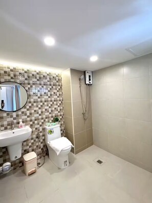 Regadera, toallas, jabón, papel de baño 