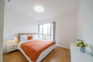 Desk, laptop workspace, free WiFi - Tyms Tianshan 3BR 2BA near Suzhou Creek (Shanghai)