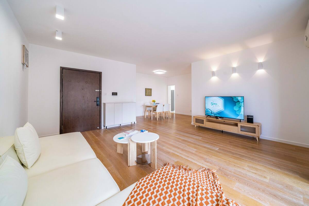 Superior Apartment, 3 Bedrooms, Balcony, City View | Living area