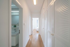 Free toiletries, hair dryer, slippers, towels - Tyms Tianshan 3BR 2BA near Suzhou Creek (Shanghai)