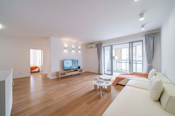 Superior Apartment, 3 Bedrooms, Balcony, City View | Living area