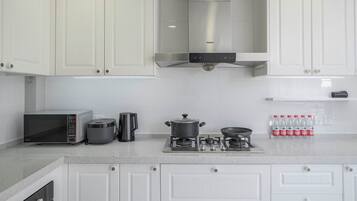 Departamento superior, 3 habitaciones, balcón, vista a la ciudad | Cocina privada | Refrigerador, microondas, parrilla de estufa y utensilios de cocina