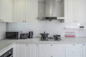 Private kitchen - Tyms Tianshan 3BR 2BA near Suzhou Creek (Shanghai)