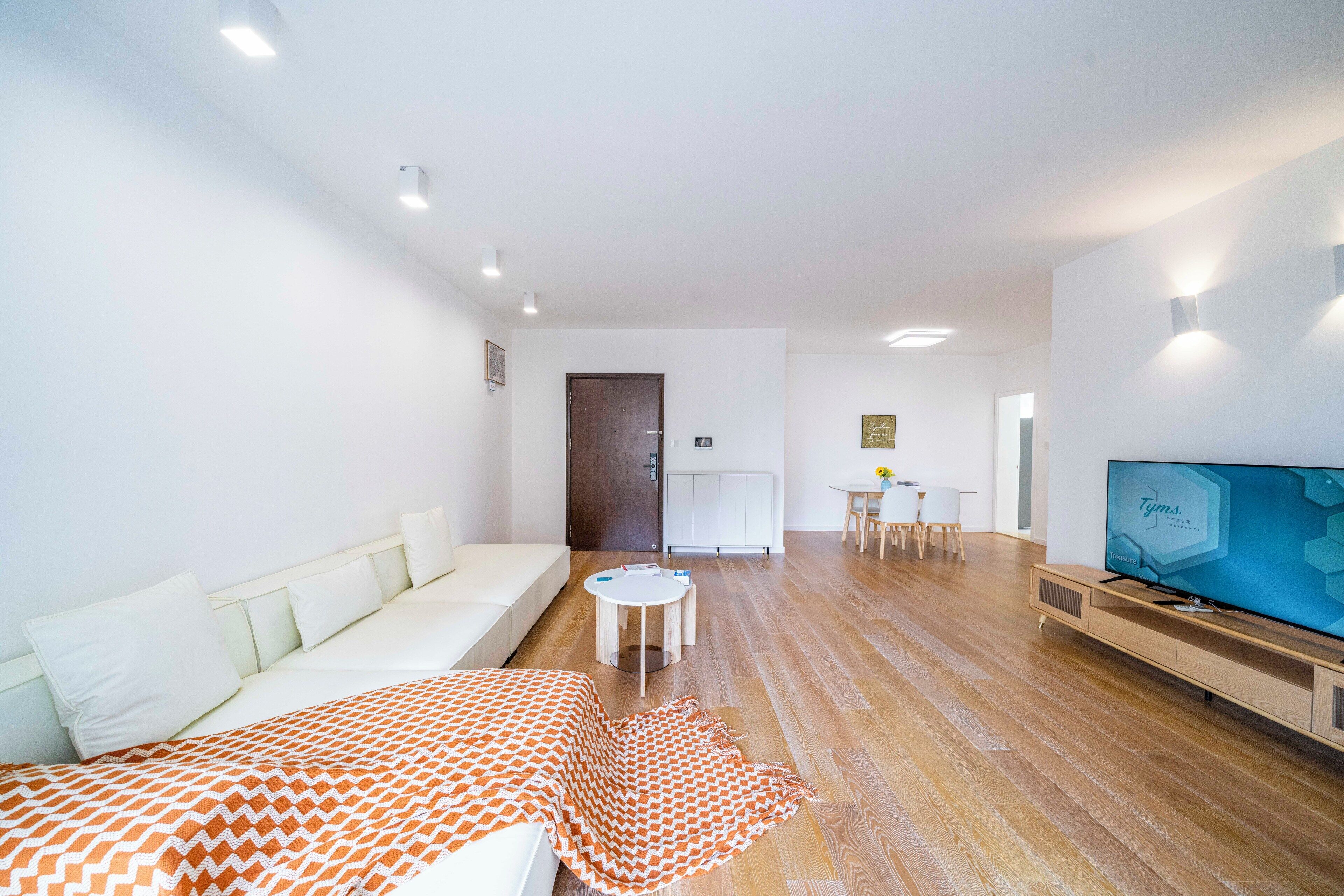 Departamento superior, 3 habitaciones, balcón, vista a la ciudad | Área de sala de estar