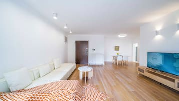 Departamento superior, 3 habitaciones, balcón, vista a la ciudad | Área de sala de estar