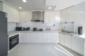Superior Apartment, 3 Bedrooms, Balcony, City View | Private kitchen | Fridge, microwave, stovetop, cookware/dishes/utensils - Tyms Tianshan 3BR 2BA near Suzhou Creek (Shanghai)