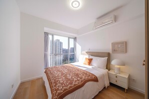 Desk, laptop workspace, free WiFi - Tyms Tianshan 3BR 2BA near Suzhou Creek (Shanghai)