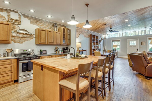 Frigorífico, microondas, placa de cocina y lavavajillas