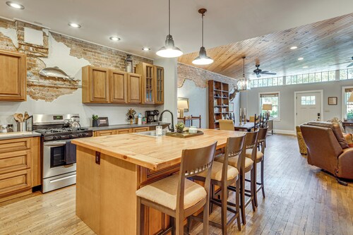 Private Hot Tub, Steps to Main St: Saluda Retreat