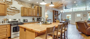 Private Hot Tub, Steps to Main St: Saluda Retreat