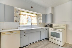 Fridge, microwave, stovetop, dishwasher
