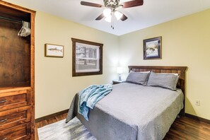 2 slaapkamers, een strijkplank/strijkijzer, internet, beddengoed