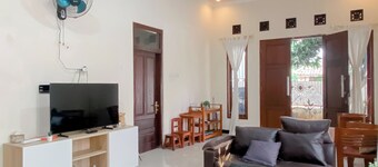 Spacious 3-BR Family Guest House in Central Solo with Kitchen & Laundry