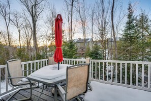 Outdoor dining - Upscale Retreat at Loon Mountain! Family Townhome (Lincoln)