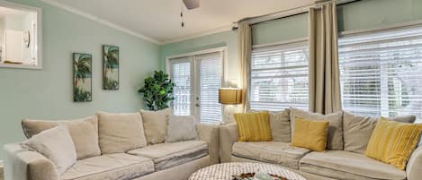 Télévision, cheminée, livres