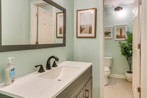 Towels - 5 Mi to Historic Dtwn Beaufort: Family Gem w/ Yard (Beaufort)