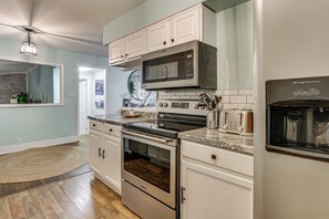 Frigorífico, microondas, placa de cocina y lavavajillas