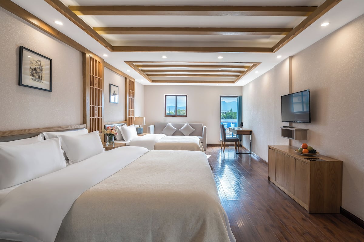 Quarto triplo conforto, vista para o pátio | Espaço de trabalho para notebook, cortinas blackout