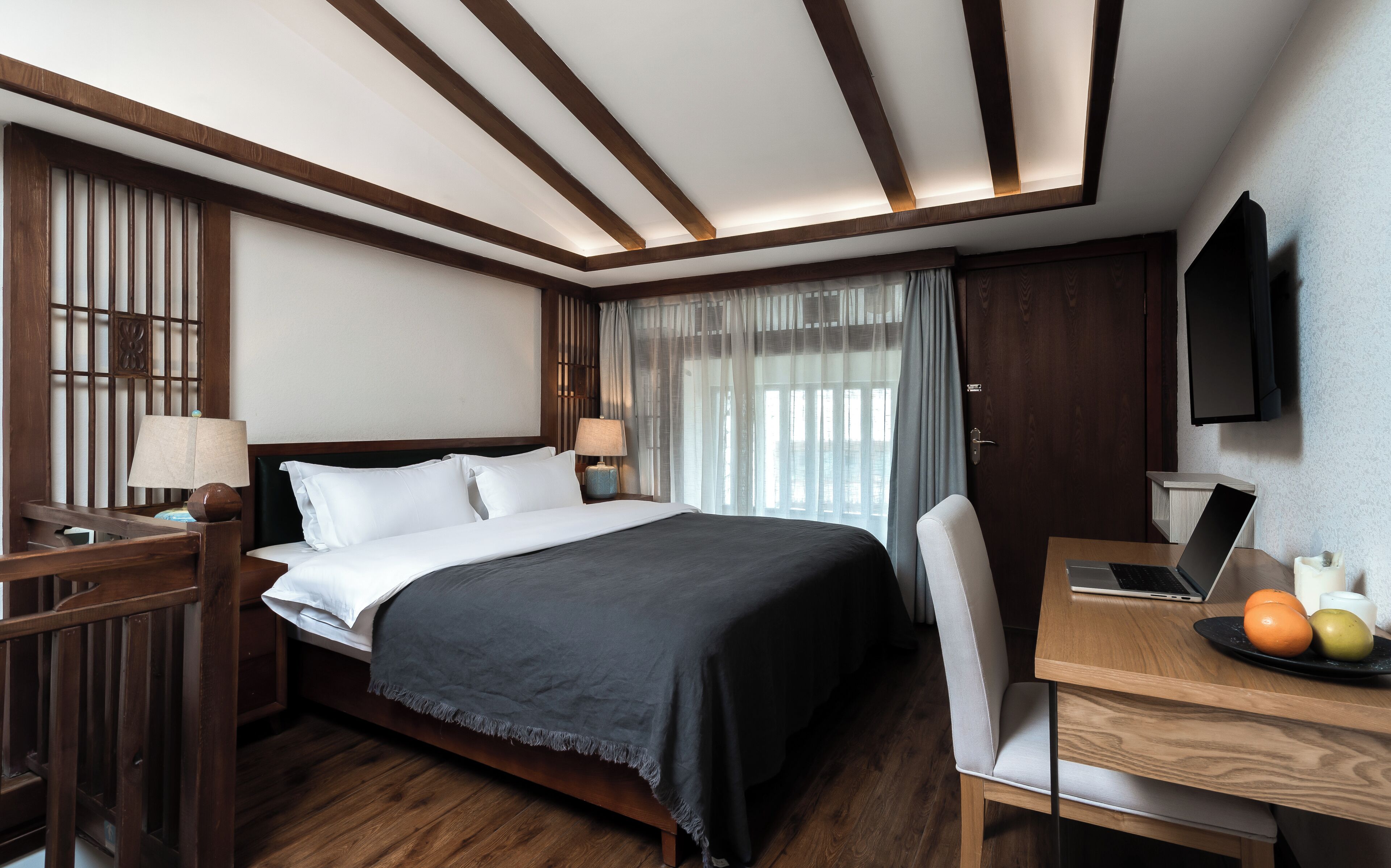 Duplex superior, sacada, vista para a montanha | Espaço de trabalho para notebook, cortinas blackout