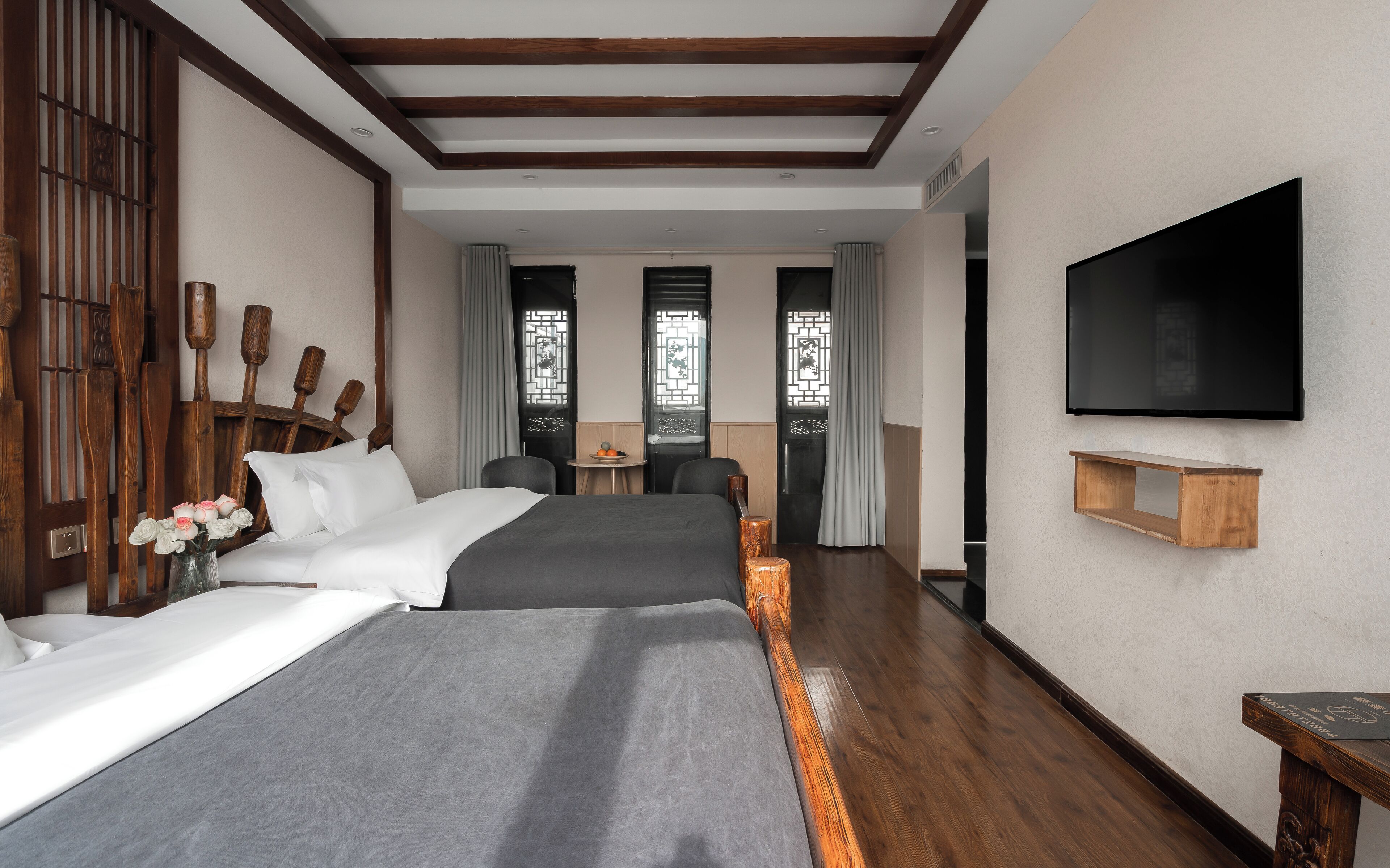 Quarto duplo standard, vista para o pátio | Espaço de trabalho para notebook, cortinas blackout