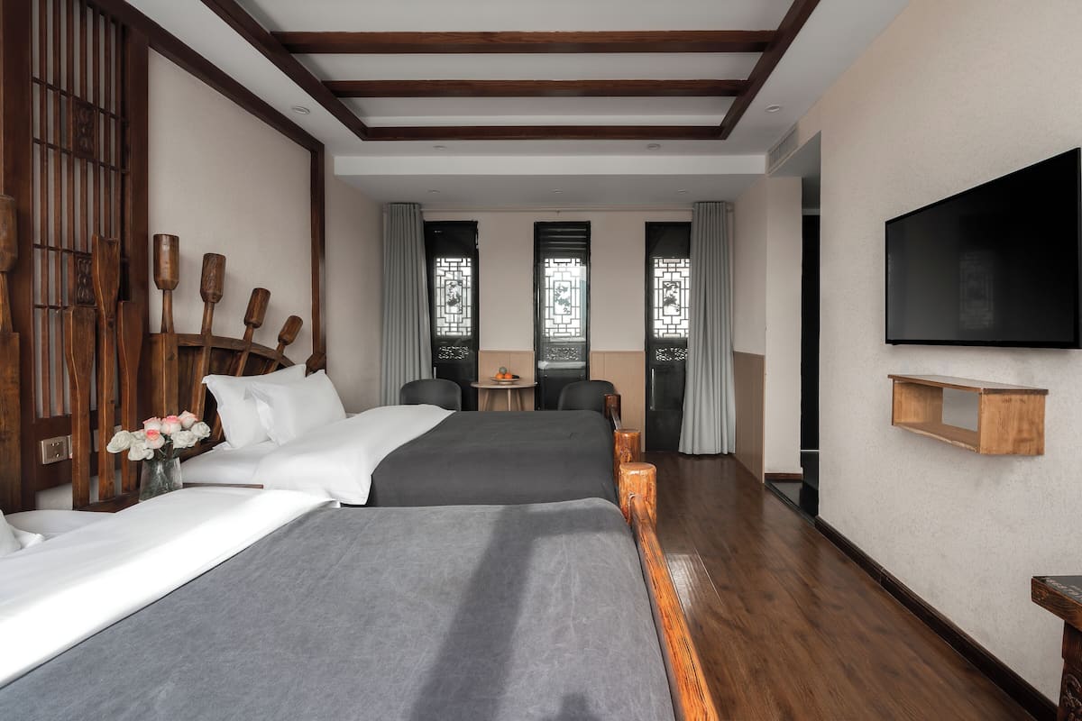 Quarto duplo standard, vista para o pátio | Espaço de trabalho para notebook, cortinas blackout