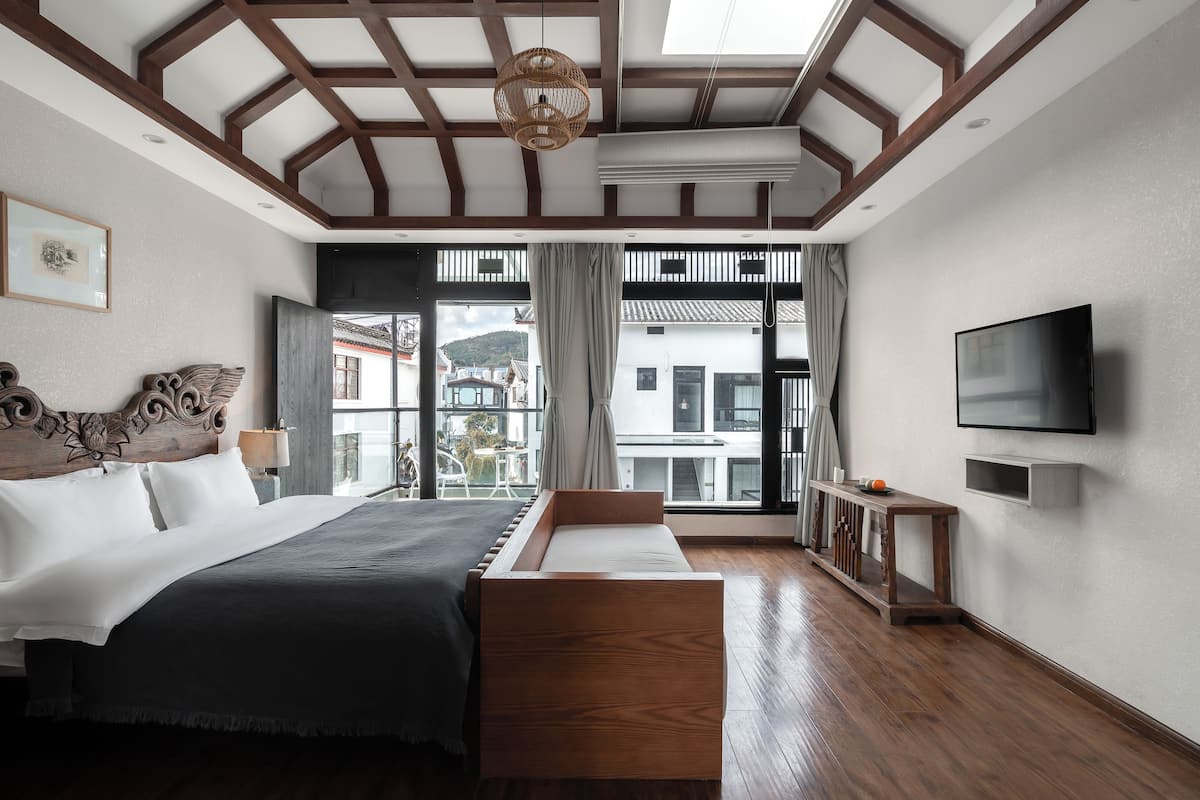 Quarto casal superluxo, sacada, vista para o jardim | Espaço de trabalho para notebook, cortinas blackout