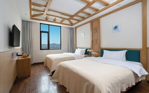 Laptop workspace, blackout curtains, soundproofing, iron/ironing board - Lijing Gemmer Hotel (Lijiang)