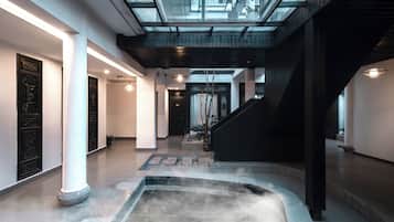 Un sauna, una bañera de hidromasaje, baño turco, tratamientos corporales