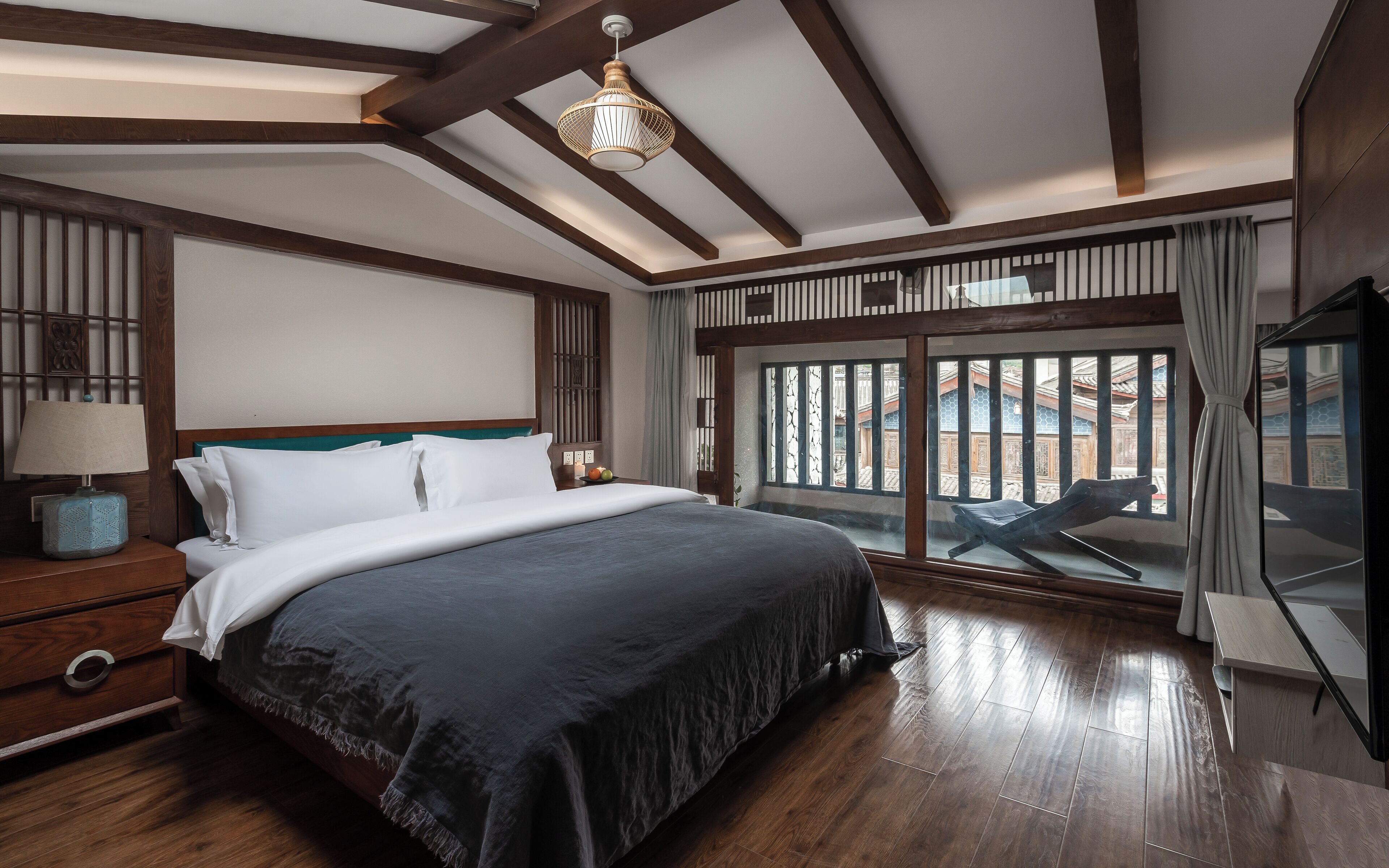 Loft superluxo, sacada, vista para a montanha | Espaço de trabalho para notebook, cortinas blackout