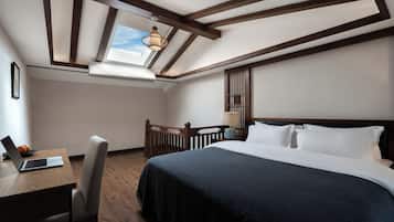 Espacio para trabajar con laptop y cortinas blackout