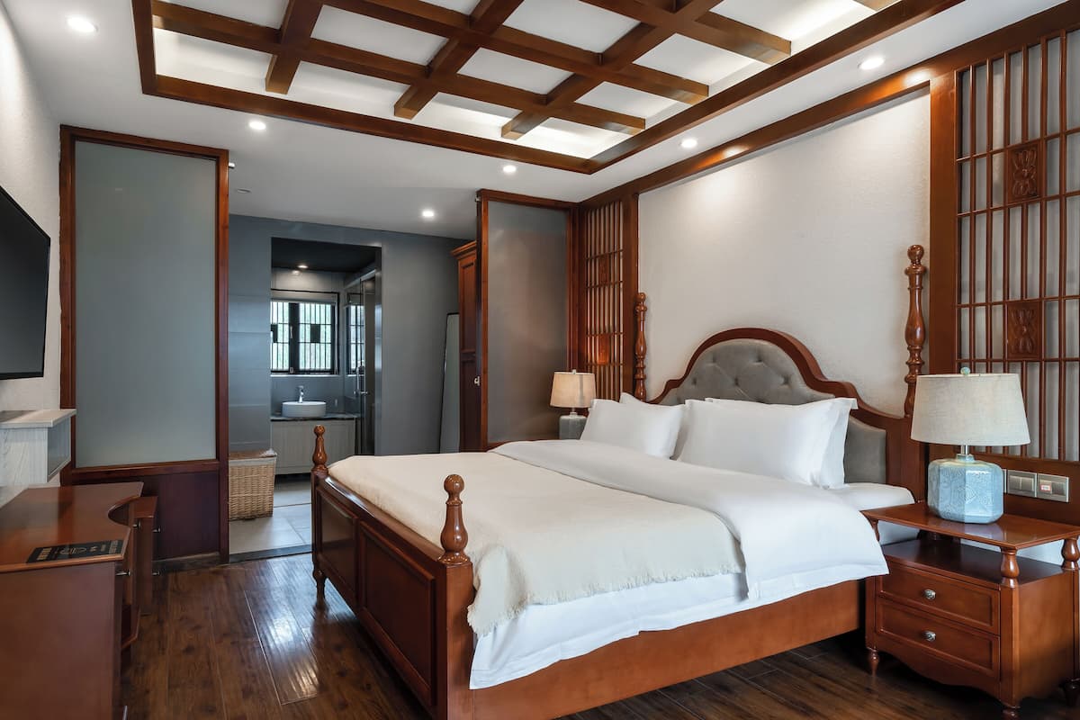 Quarto casal superior, sacada, vista para o jardim | Espaço de trabalho para notebook, cortinas blackout