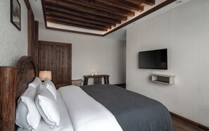 Quarto casal conforto, vista para o jardim | Espaço de trabalho para notebook, cortinas blackout