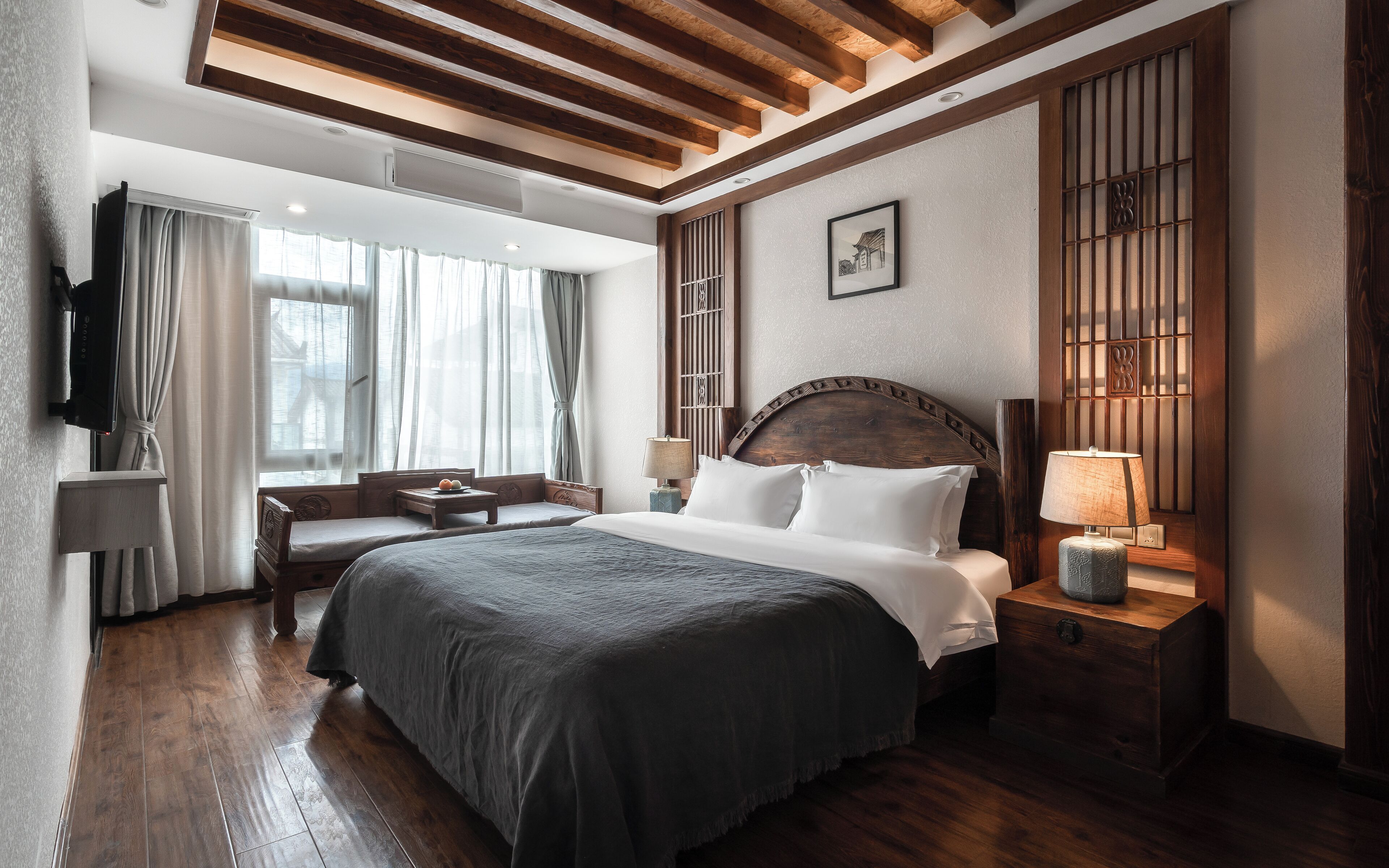 Quarto casal conforto, vista para o jardim | Espaço de trabalho para notebook, cortinas blackout