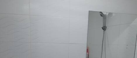 Un baño con inodoro, lavamanos y ducha.
