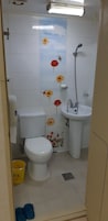 Standard-Doppelzimmer | Badezimmer | Kostenlose Toilettenartikel, Haartrockner, Handtücher, Seife
