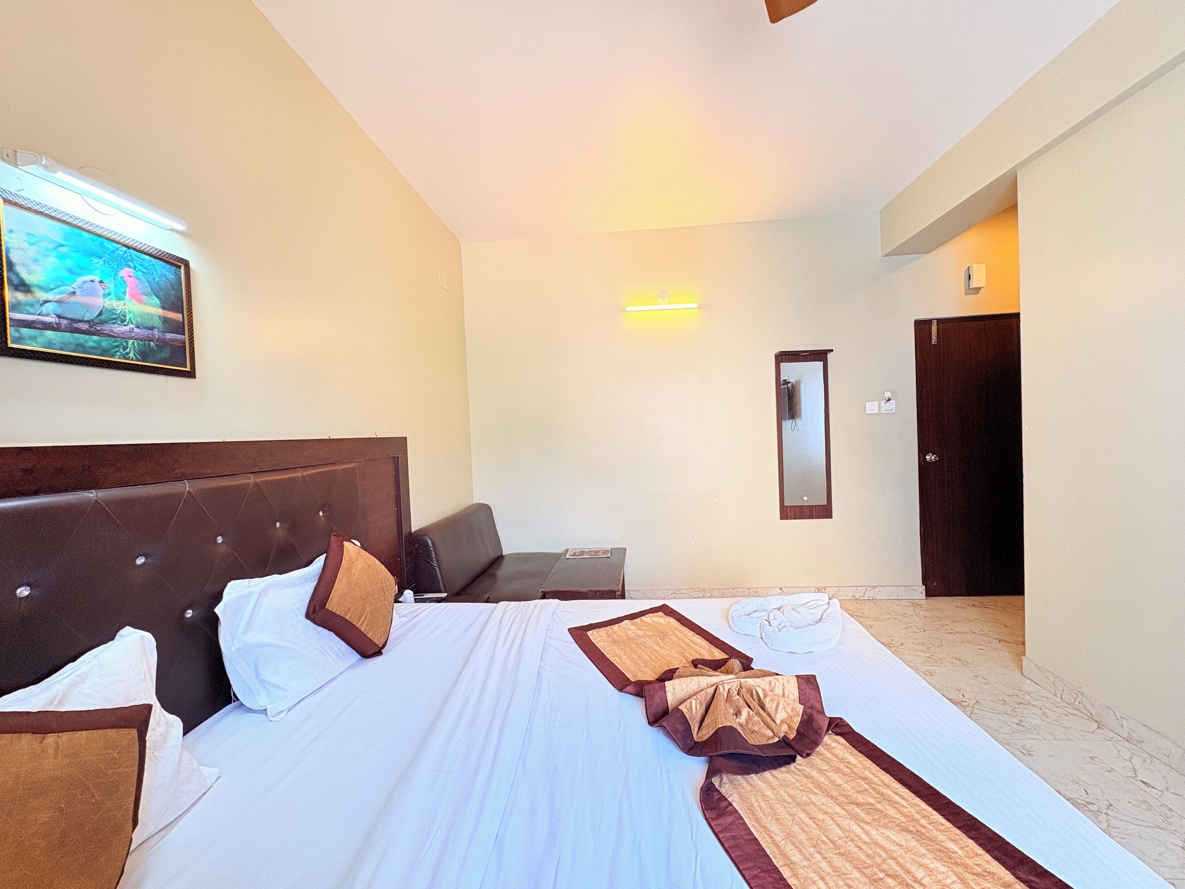 Habitación Deluxe doble, vistas a la ciudad | Escritorio y wifi gratis