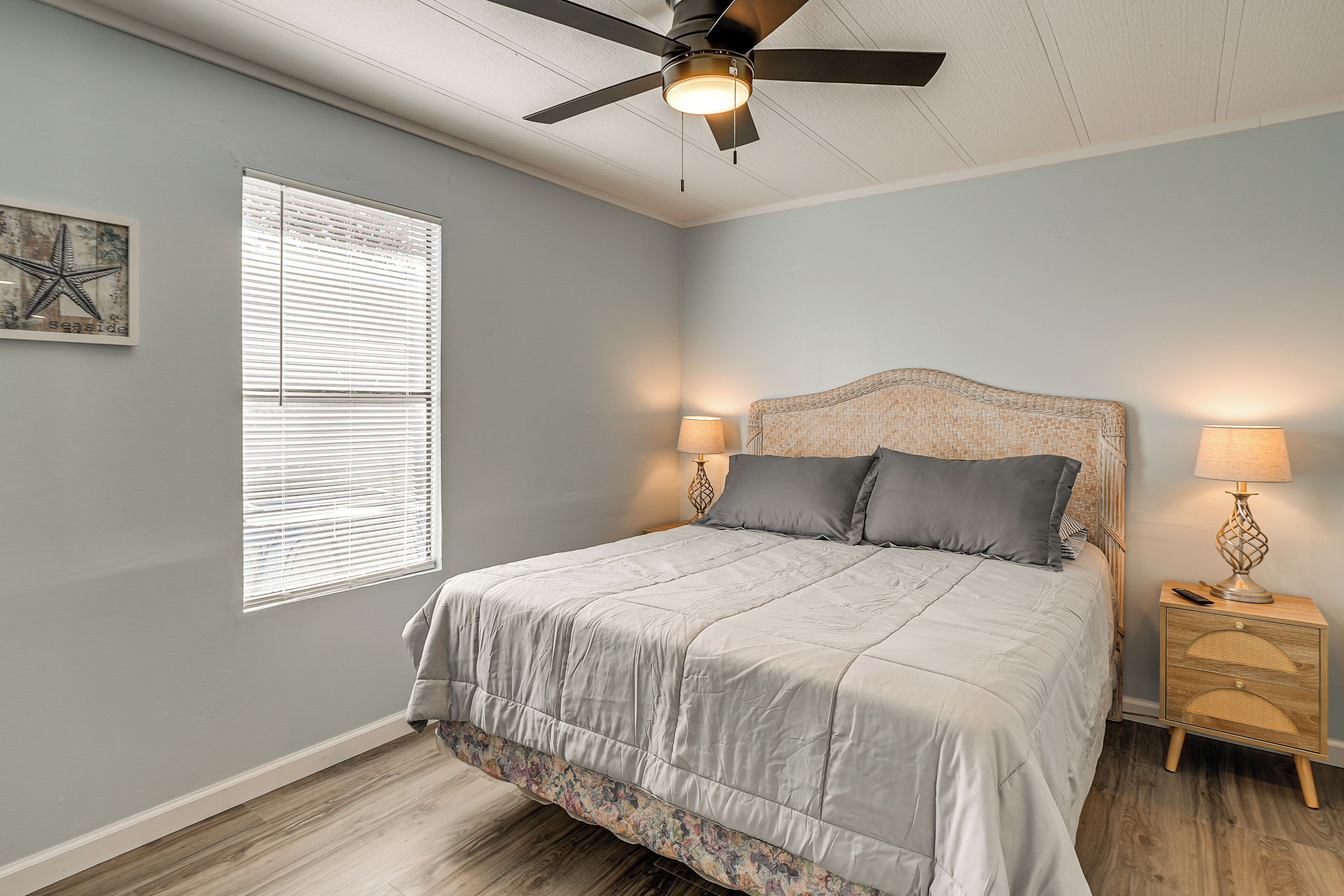 3 habitaciones, escritorio, tabla de planchar con plancha y internet 