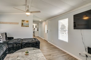 TV, books - 2 Mi to Beaches: Breezy Panama City Home w/ Deck! (Panama City)