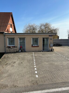 A building with a brick facade, a satellite dish, and a sign reading 'Kirchstraße 19.' - Beautiful Vacation Apartment in Altmark (Goldbeck)