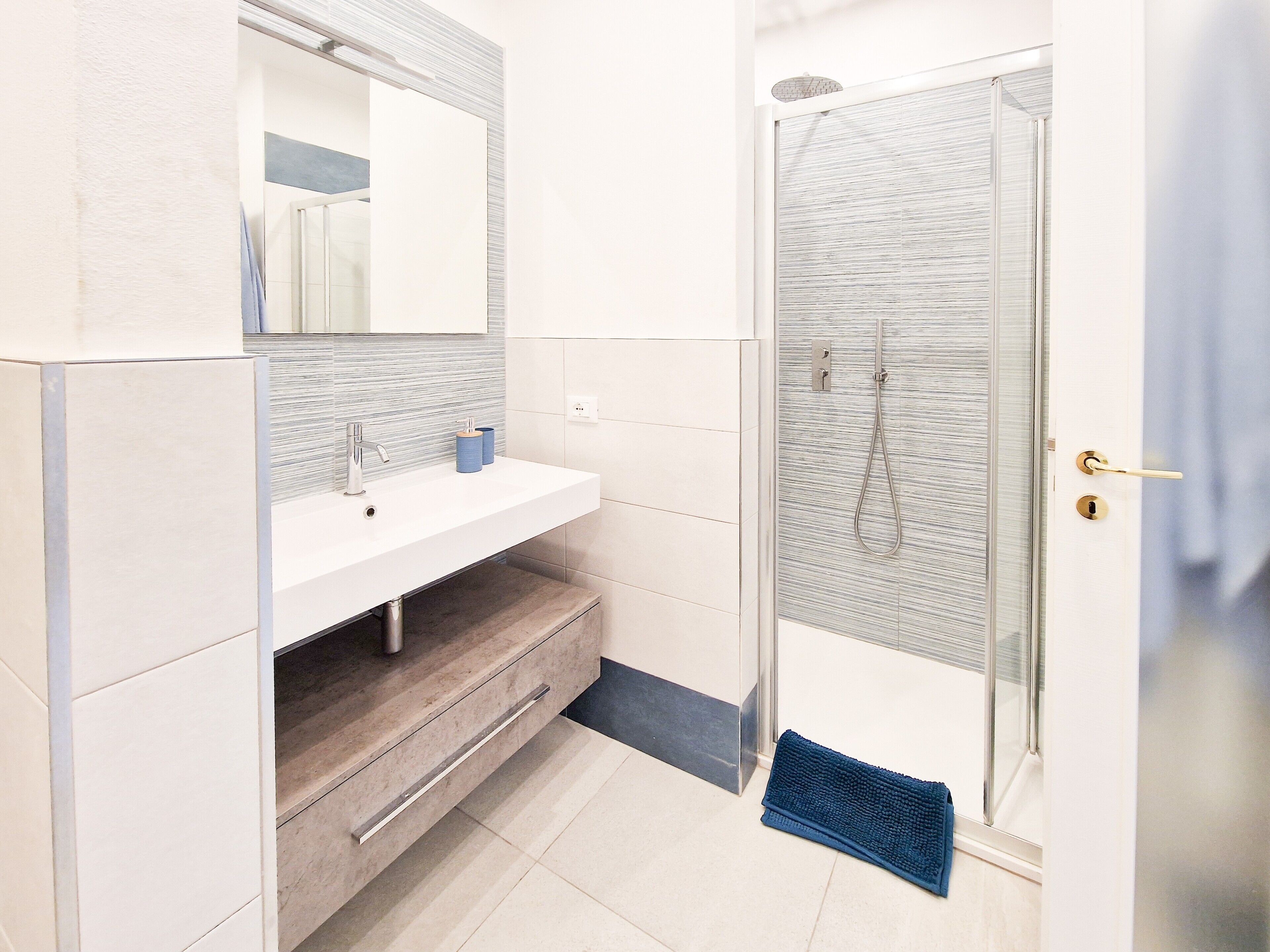 淋浴设施、吹风机、毛巾