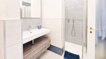 淋浴设施、吹风机、毛巾